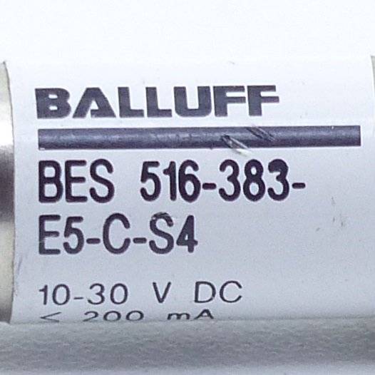 Nahaufnahme eines Balluff-Sensoretiketts mit dem Modell „BES 516-383-E5-C-S4" und der Leistungsangabe „10-30 V DC, < 200 mA"".