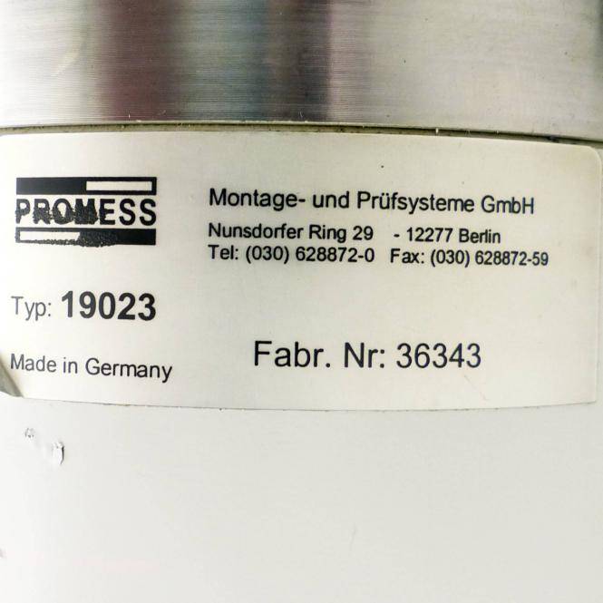 Nahaufnahme eines Promess-Ausrüstungsetikets mit Modell 19023, Seriennummer 36343 und Unternehmenskontaktdaten; Hergestellt in Deutschland.