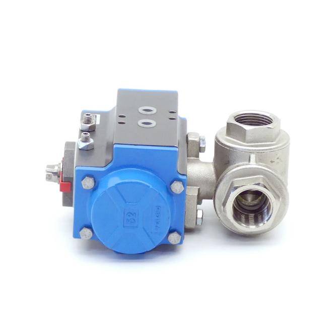 Blauer Industrieventilbetätiger an einem silbernen Metallrohrfitting angebracht, dargestellt auf weißem Hintergrund.