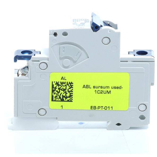 Nahaufnahme eines grauen Stromkreisunterbrechers mit einem gelben Identifikationsetikett mit der Aufschrift „ABL sursum used-1C2UM" und „EB-PT-011"".