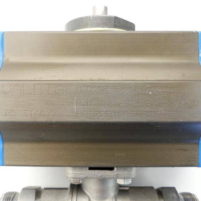 Nahaufnahme einer Messingindustriekomponente oder eines Ventilkörpers mit schwach eingraviertem Markierungen und Metallarmaturen, zentriert auf weißem Hintergrund.
