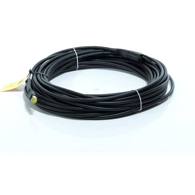 Aufgerolltes schwarzes Kabel oder Schlauch, der mit weißen Bändern zusammengebunden ist, auf einem einfachen weißen Hintergrund.