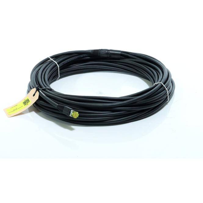 Aufgerolltes schwarzes Kabel mit gelbem Etikett und RJ45-ähnlichem Stecker auf weißem Hintergrund.