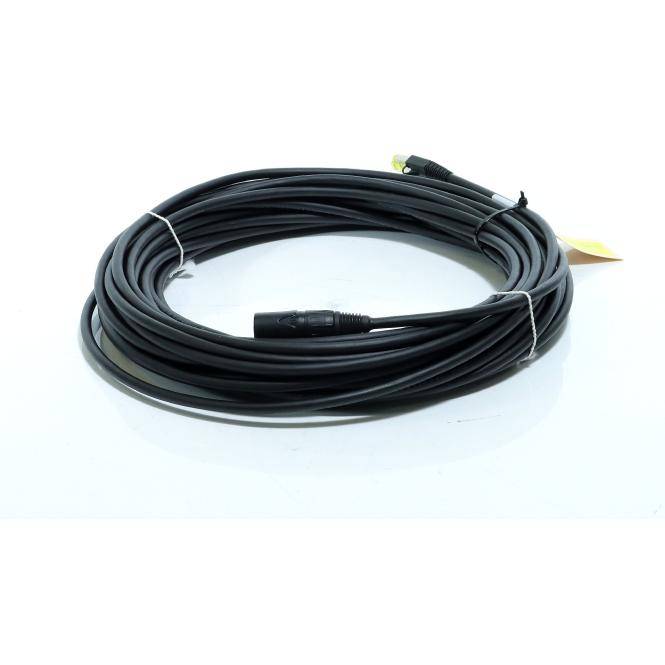 Aufgerolltes schwarzes Kabel mit Steckverbindern an beiden Enden, gebündelt auf weißem Hintergrund.