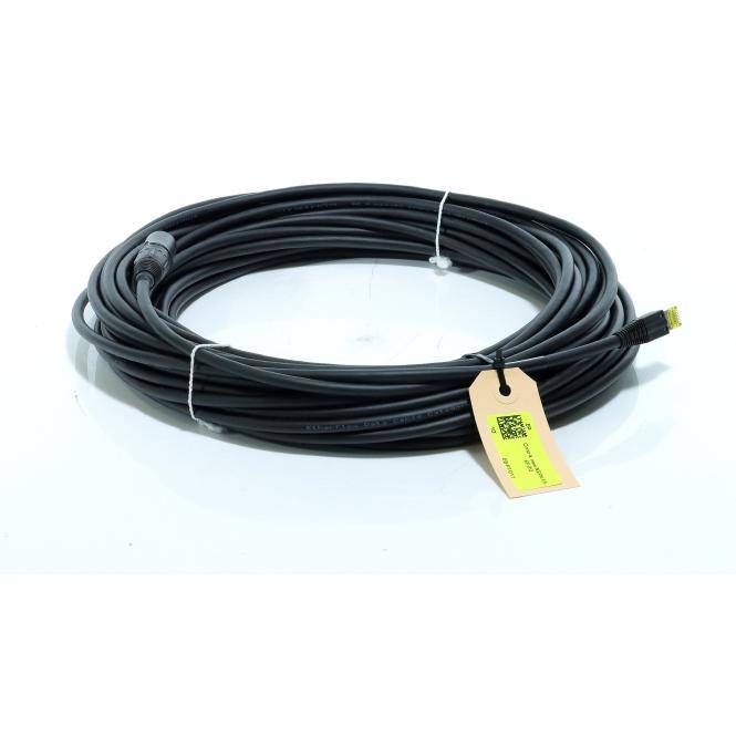 Aufgerolltes schwarzes Kabel mit Steckverbindern und einem hängenden gelben Produktetikett auf weißem Hintergrund.