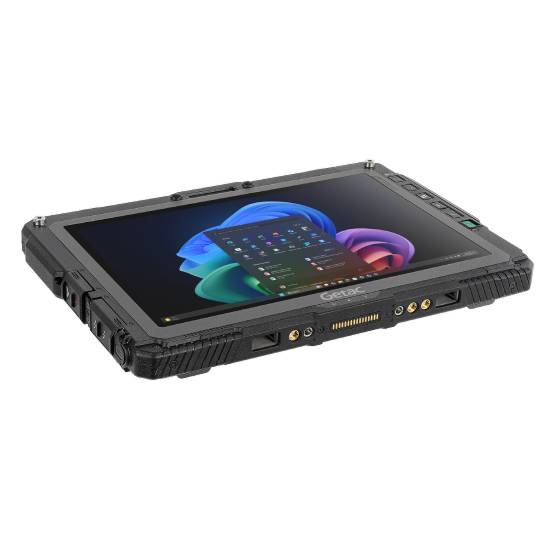Robustes schwarzes Getac-Tablet-Computer mit Windows-Schnittstelle auf dem Bildschirm angezeigt, in schrägem Winkel auf weißem Hintergrund abgebildet.