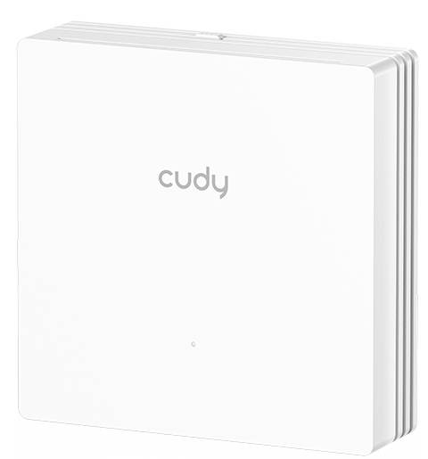 Weißer Cudy Wireless-Router oder Mesh-WLAN-Gerät frontal dargestellt, mit subtilen gestapelten Seitenschichten und zentriertem Logo auf der Vorderseite.