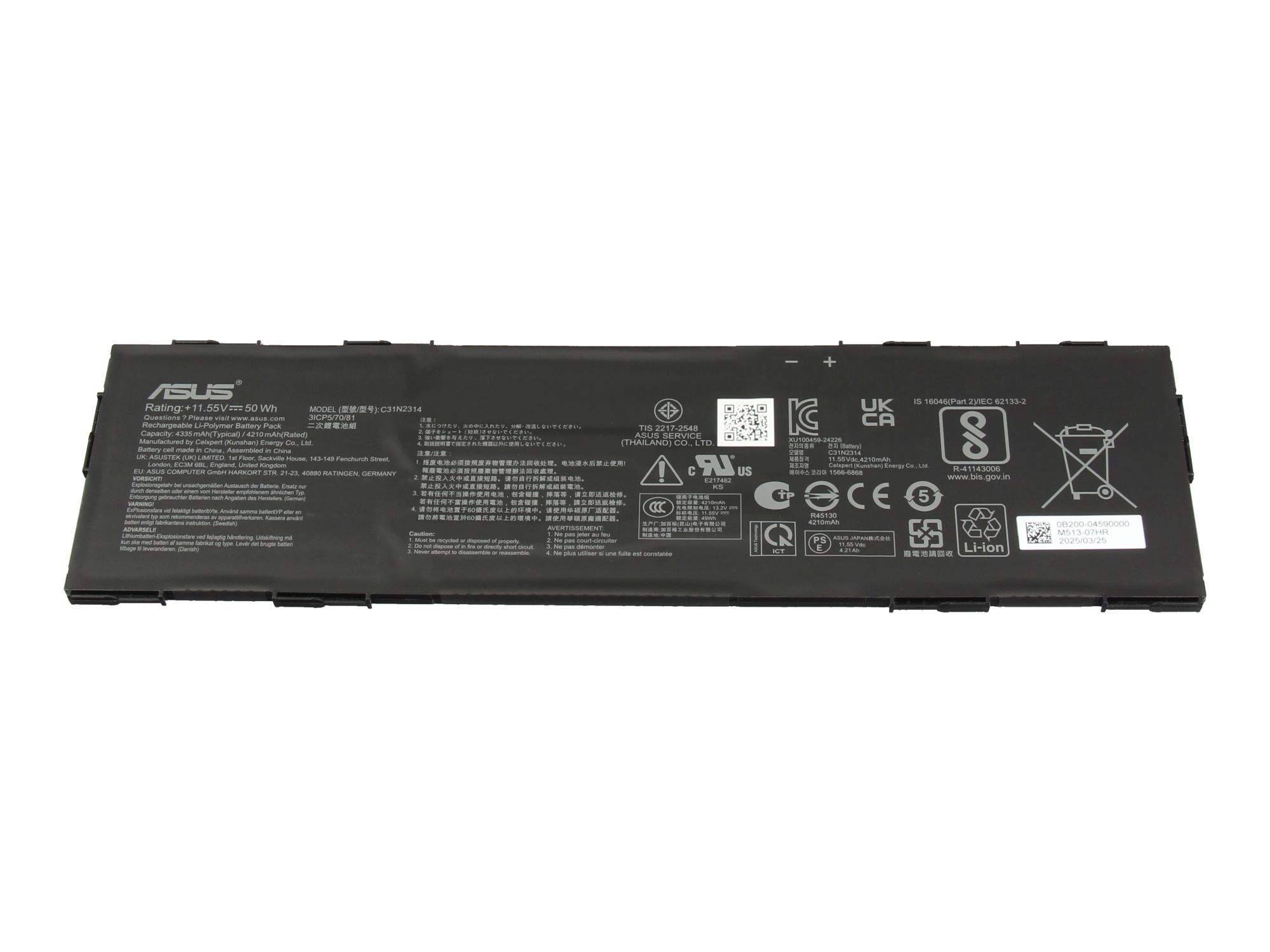 Schwarzes ASUS-Laptop-Akku-Set, von hinten gezeigt, mit gedruckten Spezifikationen, Sicherheitssymbolen und einem QR-Code auf weißem Hintergrund.
