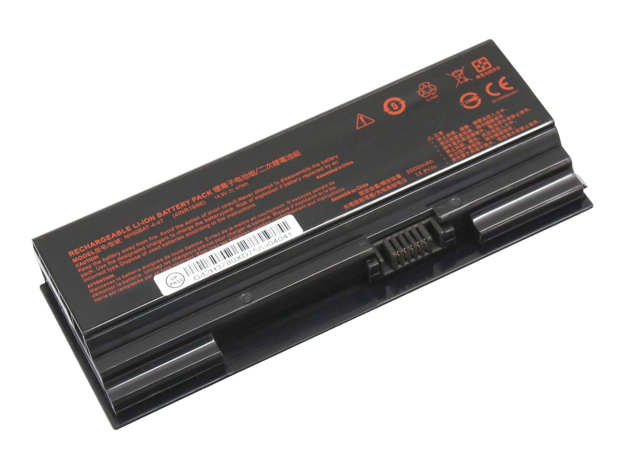 Schwarze wiederaufladbare Laptop-Batterie mit orangefarbenen Warnetiketten und Anschlussklemmen auf weißem Hintergrund