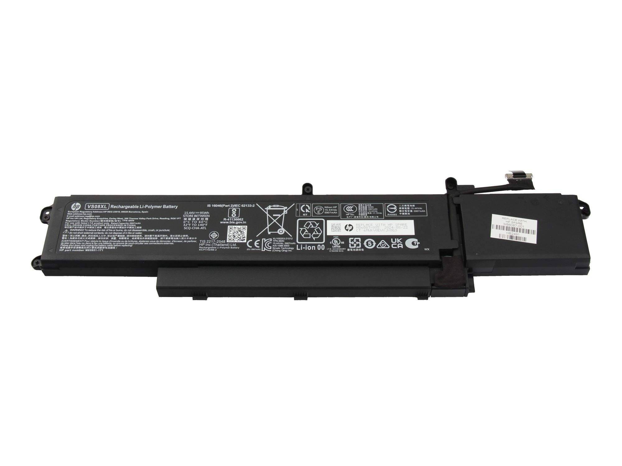 Lange schwarze Laptop-Batterie mit gedruckten Etiketten und Anschlüssen auf weißem Hintergrund.