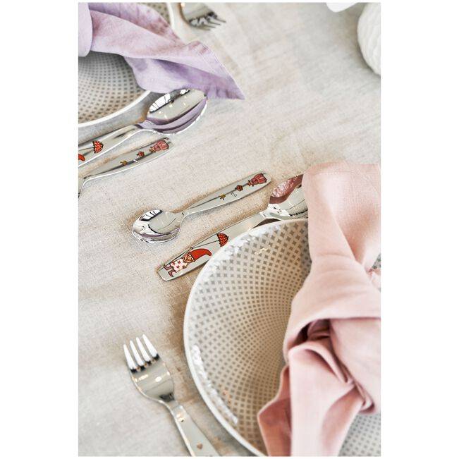 Stilvolles Tischgedeck mit gemusterten Tellern, Besteck und rosa Servietten auf einer hellen Tischdecke.