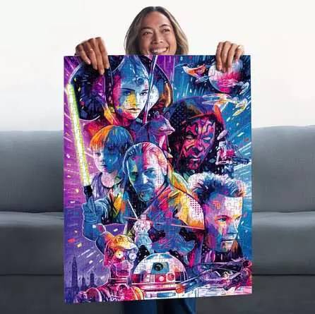 Frau, die lächelt und ein farbenfrohe Science-Fiction-Plakat hochhält, auf dem mehrere Charakterporträts und weltraumbezogene Bilder zu sehen sind.