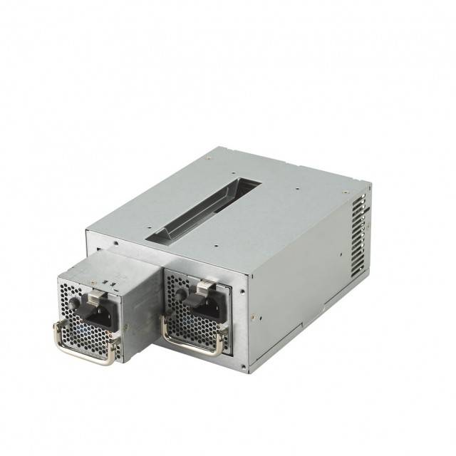 Metallisches Computernetzteil mit zwei vorderen Elektrosteckverbindern und Belüftungsschlitzen an der Seite.