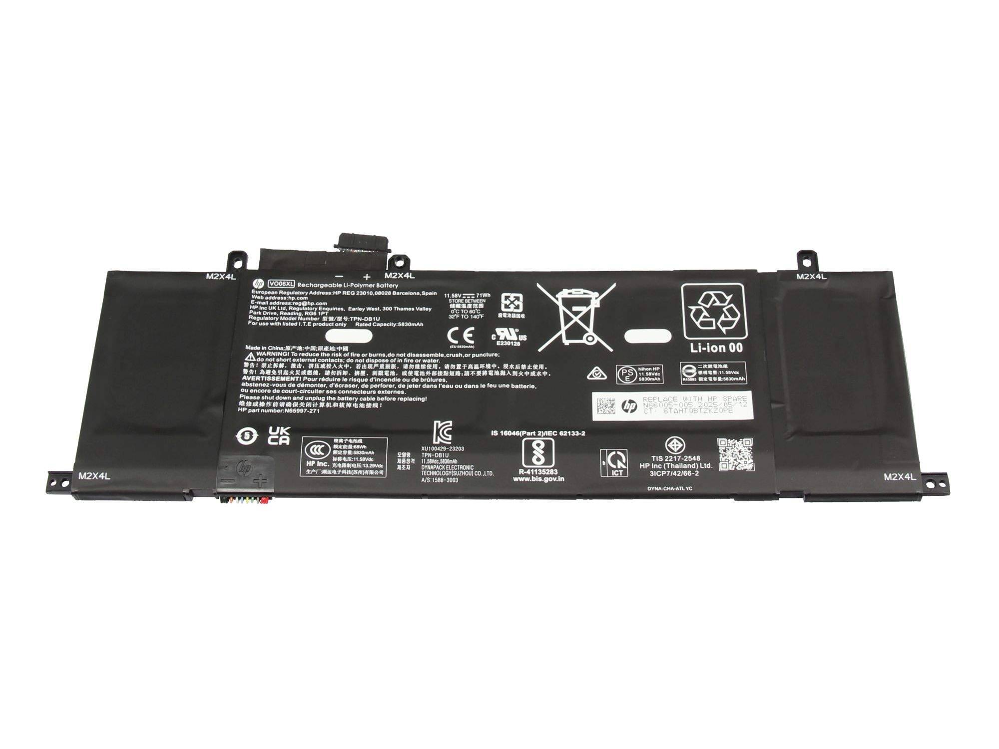 Schwarzes Laptop-Akku-Paket mit gedruckten Etiketten und Steckverbindern auf weißem Hintergrund.
