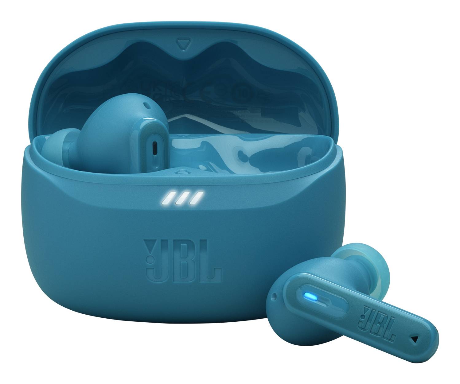 Blaue JBL-Wireless-Ohrhörer in einem offenen Ladekoffer, wobei ein Ohrhörer außerhalb des Koffers platziert ist.