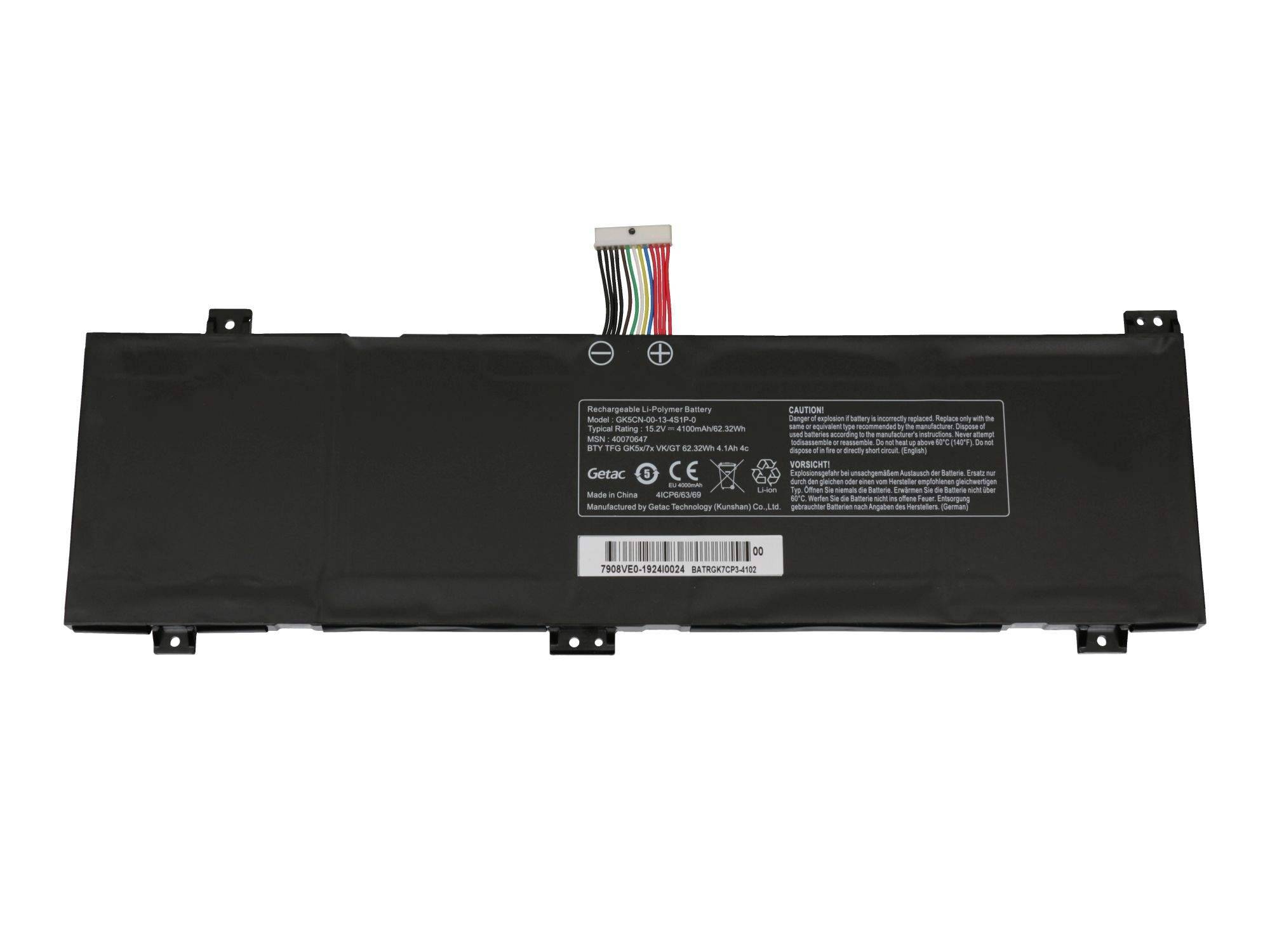 Schwarzes Laptop-Batteriepaket mit angeschlossenem mehrfarbigem Steckerkabel und Produktetikett auf weißem Hintergrund.