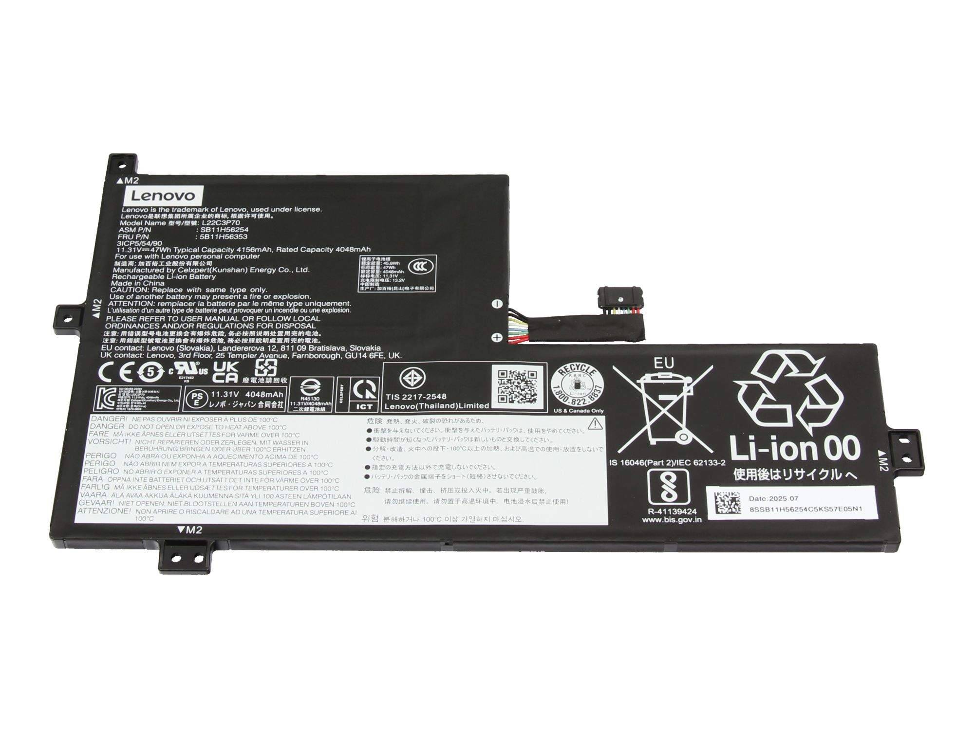 Schwarzer Lenovo-Laptop-Akku mit Etiketten, Anschlüssen und Recycling-Symbolen auf weißem Hintergrund.