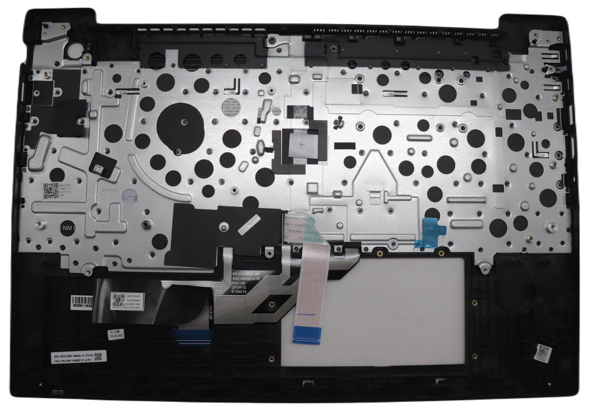Laptop-Unterseite mit entfernter Tastatur, zeigend das interne Metallchassis, Flachbandkabel und das Batteriegehäuse.