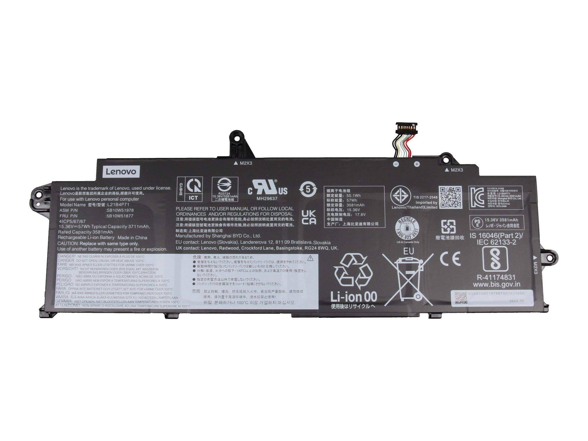 Lenovo-Laptop-Akku mit angeschlossenem Stromstecker, Vorderansicht auf weißem Hintergrund dargestellt.