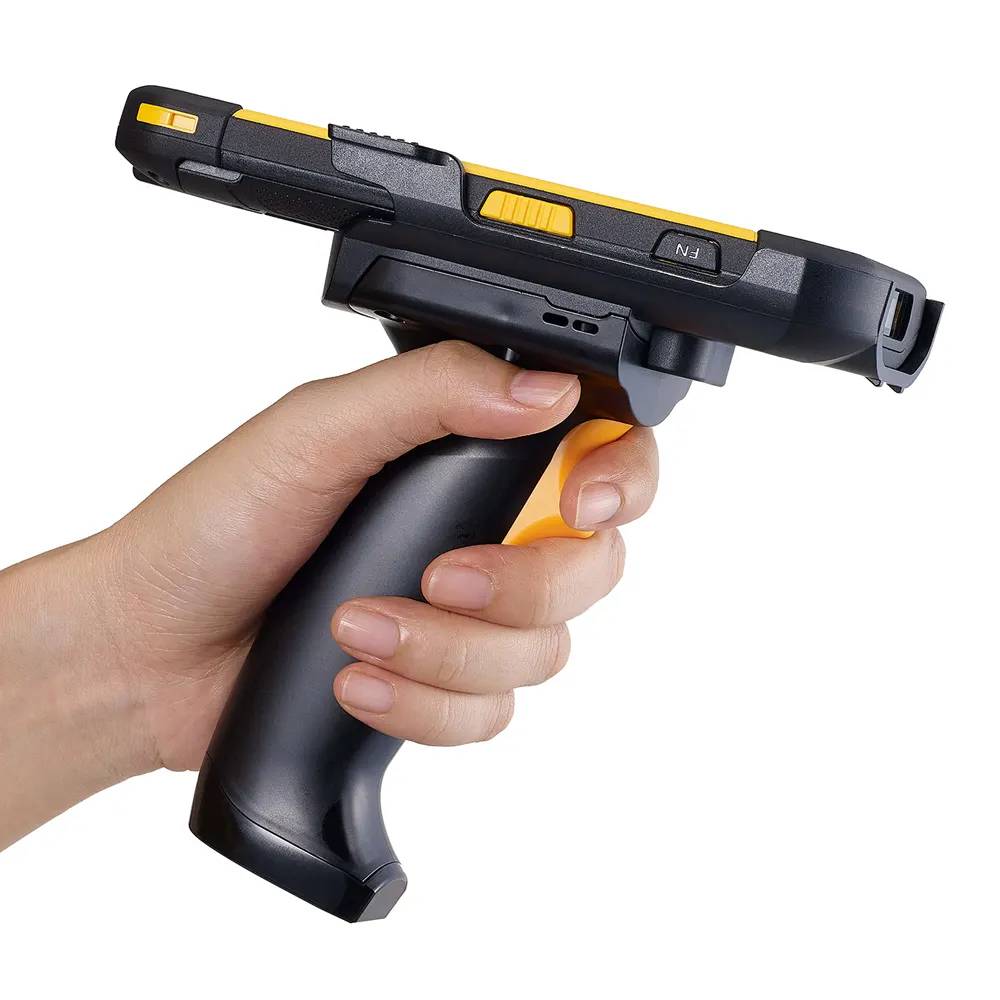Eine Hand, die einen schwarzen und gelben tragbaren Barcode-Scanner mit pistolenförmigem Griff auf weißem Hintergrund hält.
