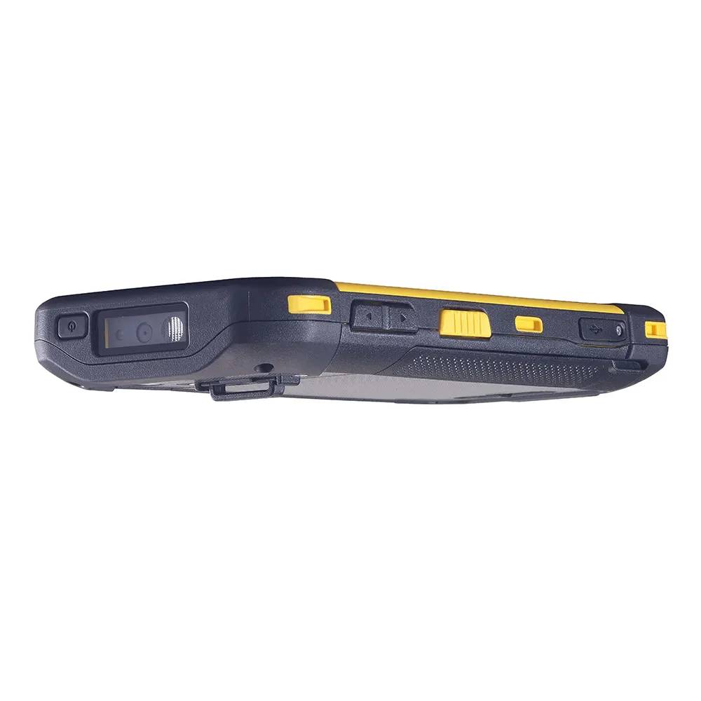 Seitenansicht eines robusten schwarz-gelben tragbaren Geräts, wahrscheinlich ein Barcode-Scanner oder Datenterminal, mit Tasten und einem Anzeidefenster.