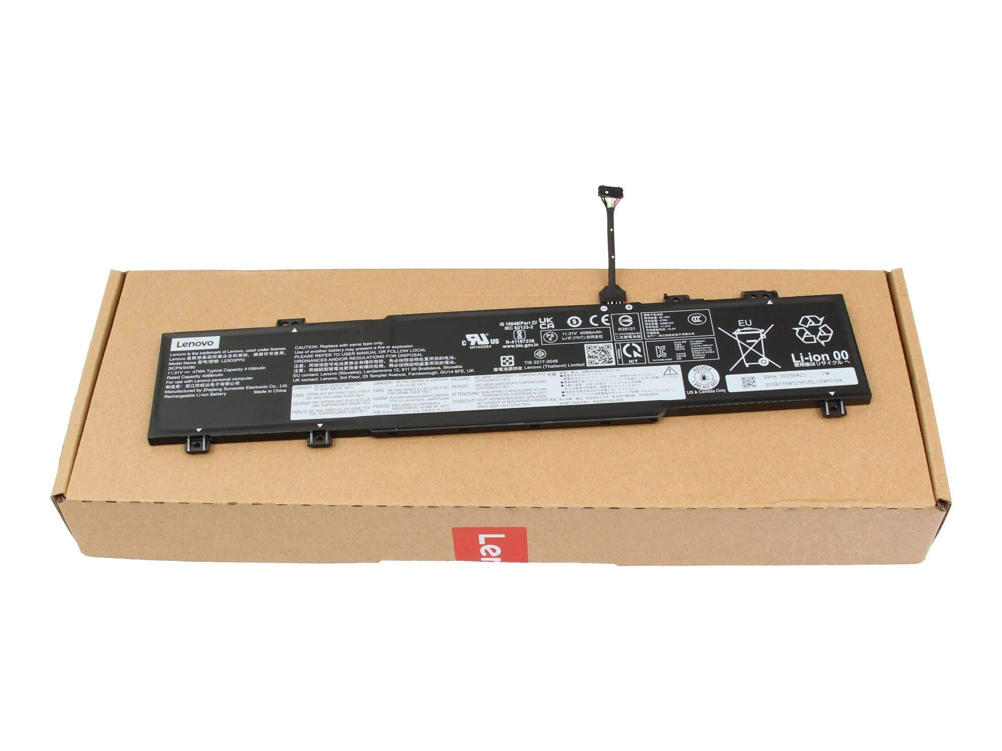 Schwarzes Lenovo-Laptop-Akku-Pack, das auf einem Karton ruht, mit sichtbarem Akku-Etikett und Stecker.