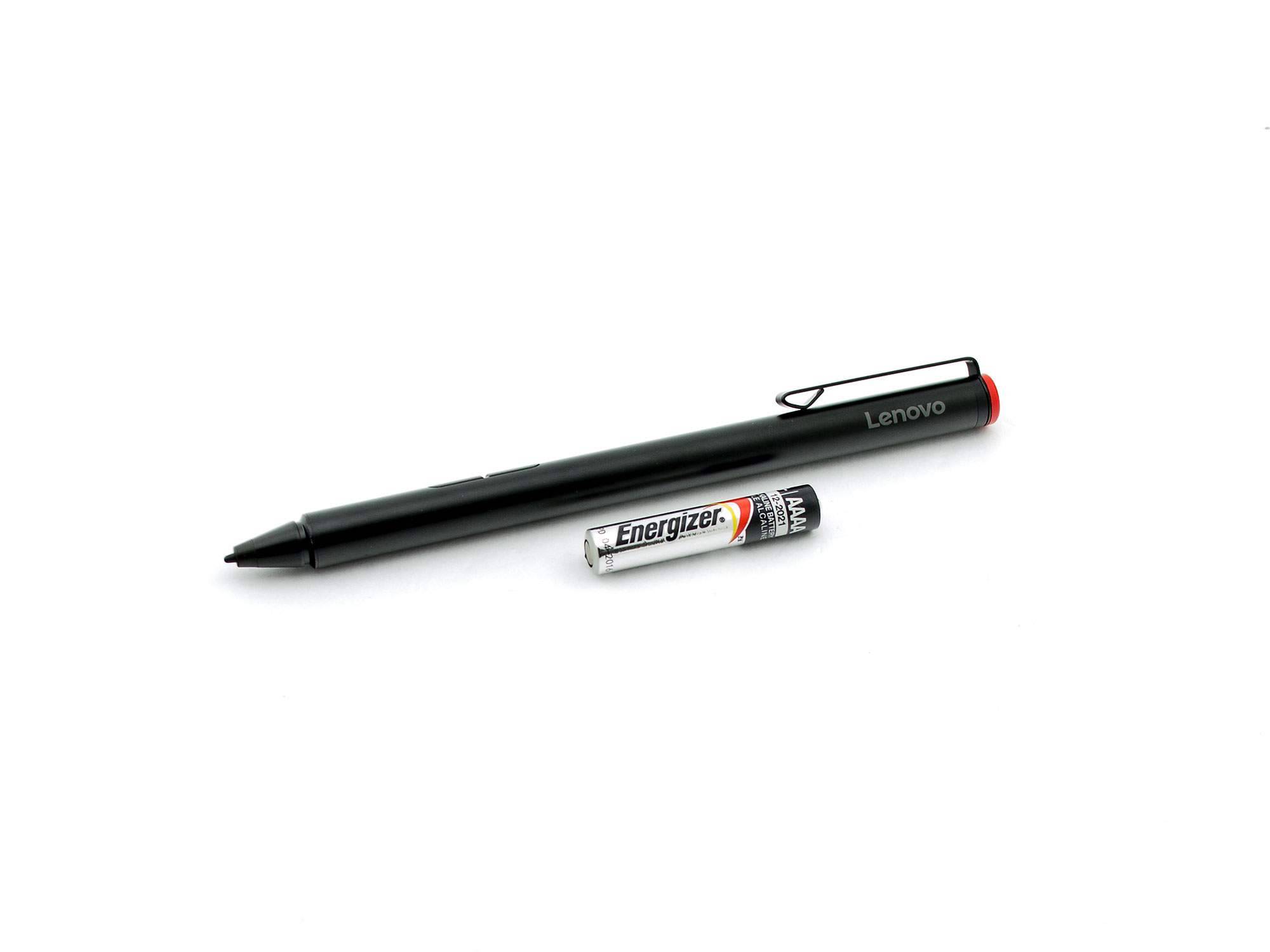 Schwarzer Lenovo-Stylus-Stift, dargestellt mit einer einzelnen Energizer-AAA-Batterie auf weißem Hintergrund, was einen Größenvergleich der Batterie nahelegt.