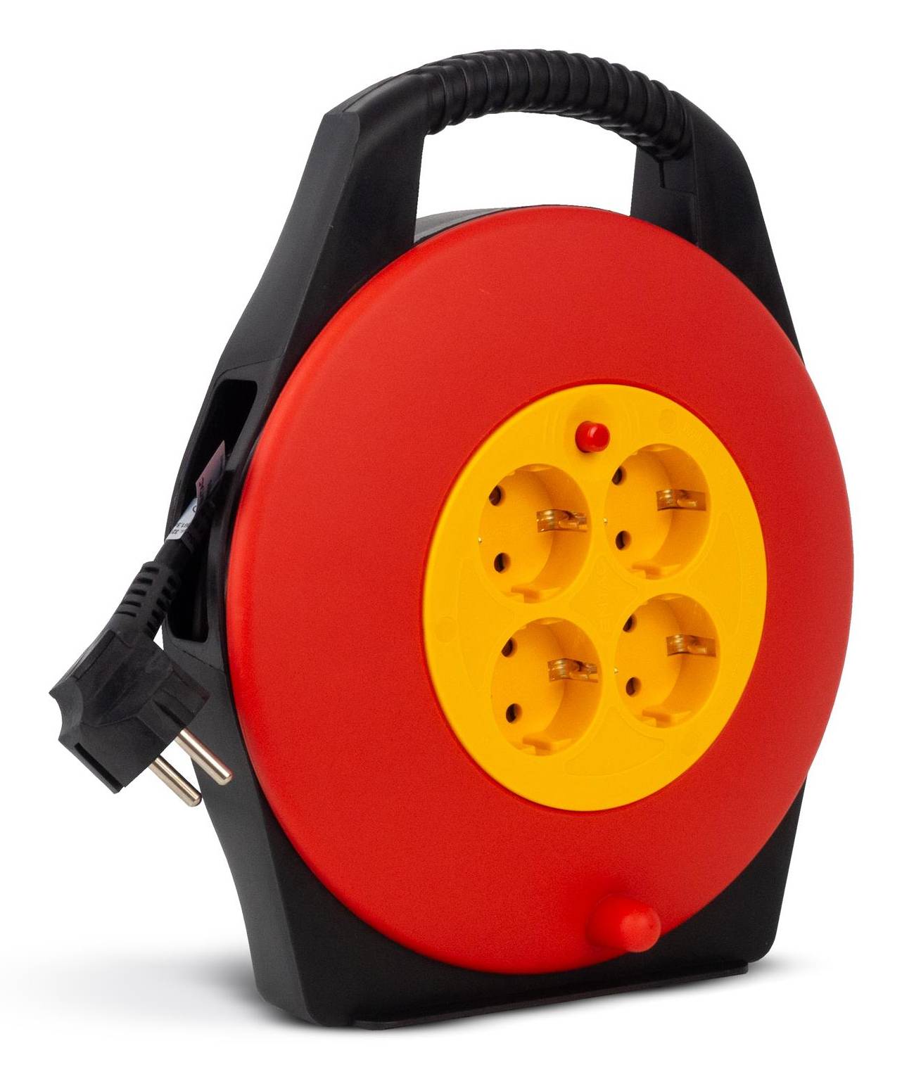 Tragbare elektrische Kabelrolle mit vier Steckdosen und angeschlossenem Stromstecker, rotes und schwarzes Gehäuse auf weißem Hintergrund.