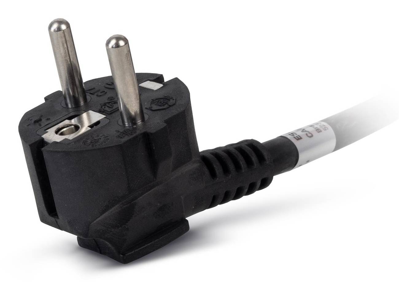 Nahaufnahme eines europäischen zweipoligen Stromsteckers mit angebrachtem weißem Kabel auf weißem Hintergrund.
