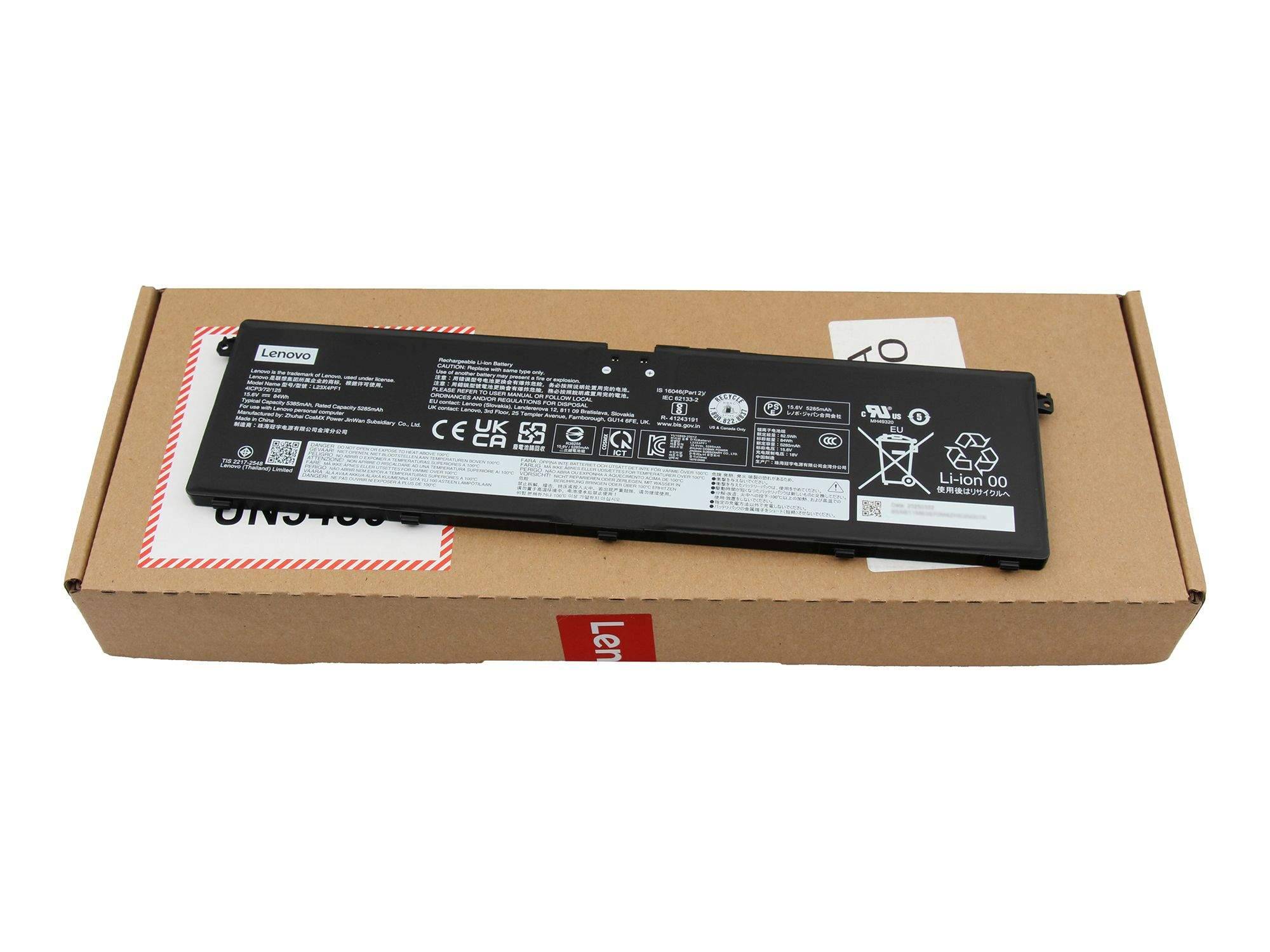 Lenovo-Laptop-Akku, der auf seiner Karton-Einzelhandelsverpackung ruht und Produktetiketten und Sicherheitssymbole zeigt.