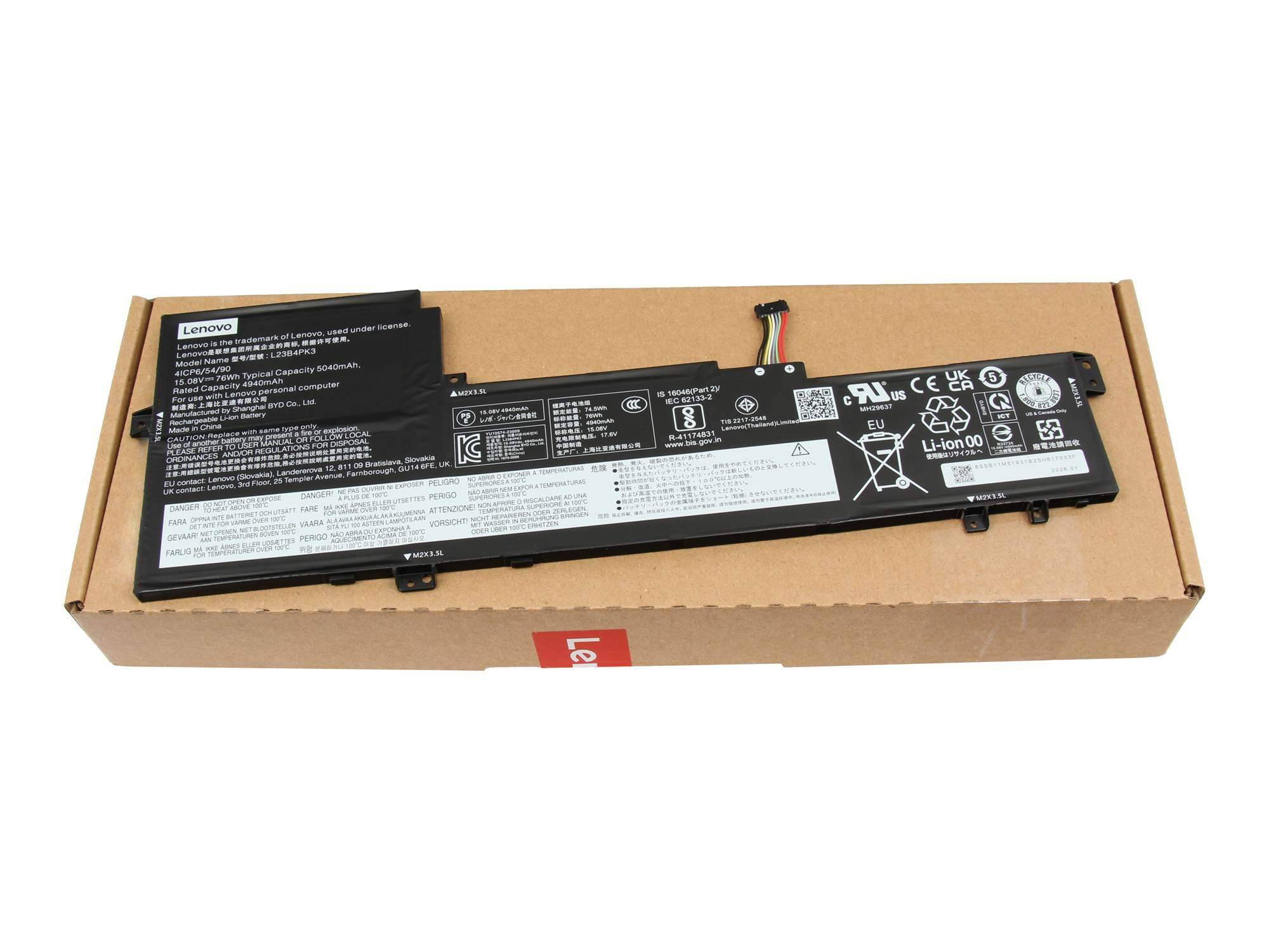 Ein Lenovo-Laptop-Akku in seiner Karton-Einzelhandelsverpackung, die auf weißem Hintergrund ruht.