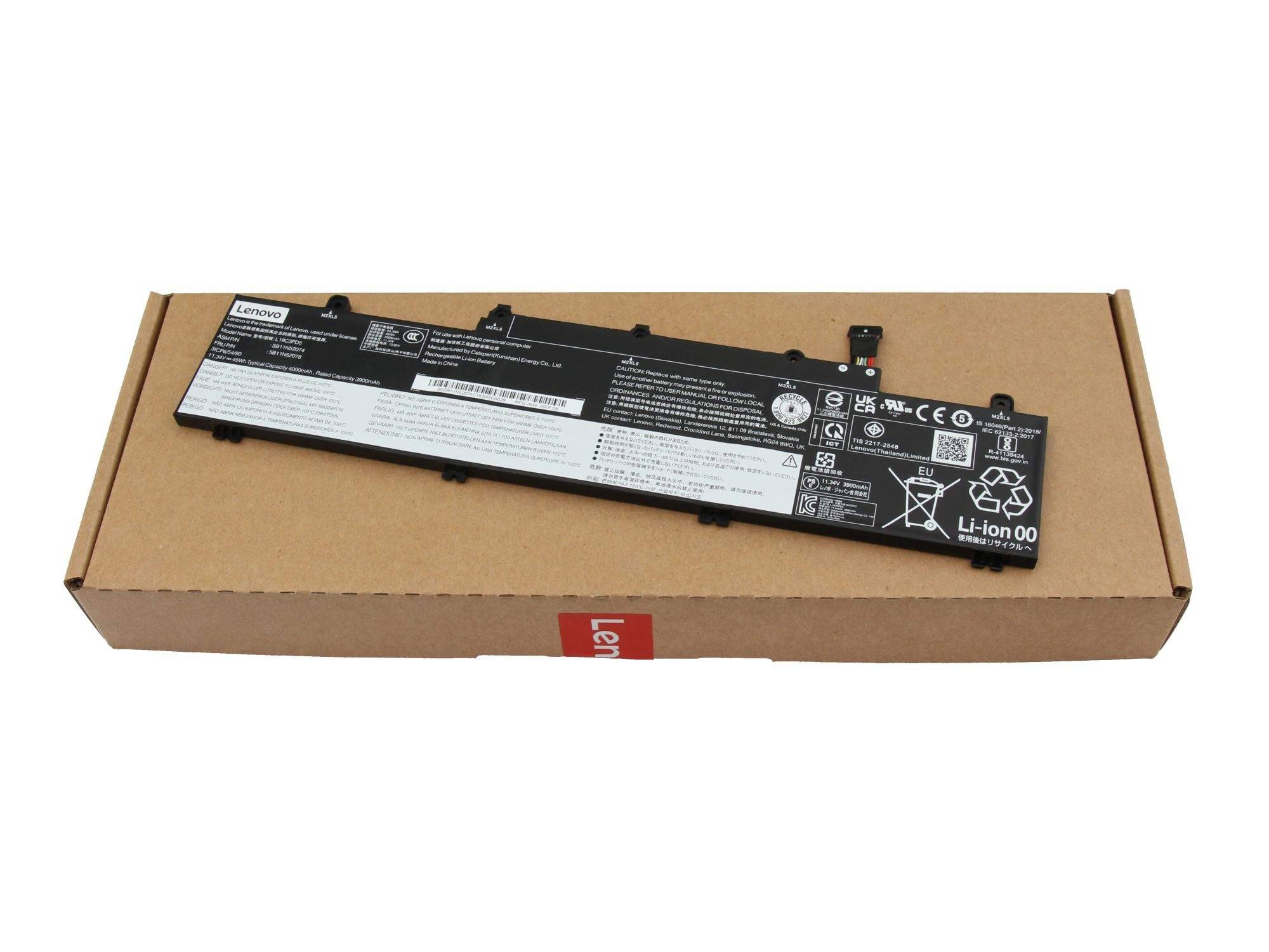 Lenovo-Laptop-Akkupack, das auf einer Karton-Versandbox gegen einen weißen Hintergrund ruht.