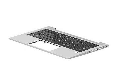 Silbernes Laptop-Gehäuse unten mit sichtbarer Tastatur, perspektivisch auf weißem Hintergrund dargestellt.