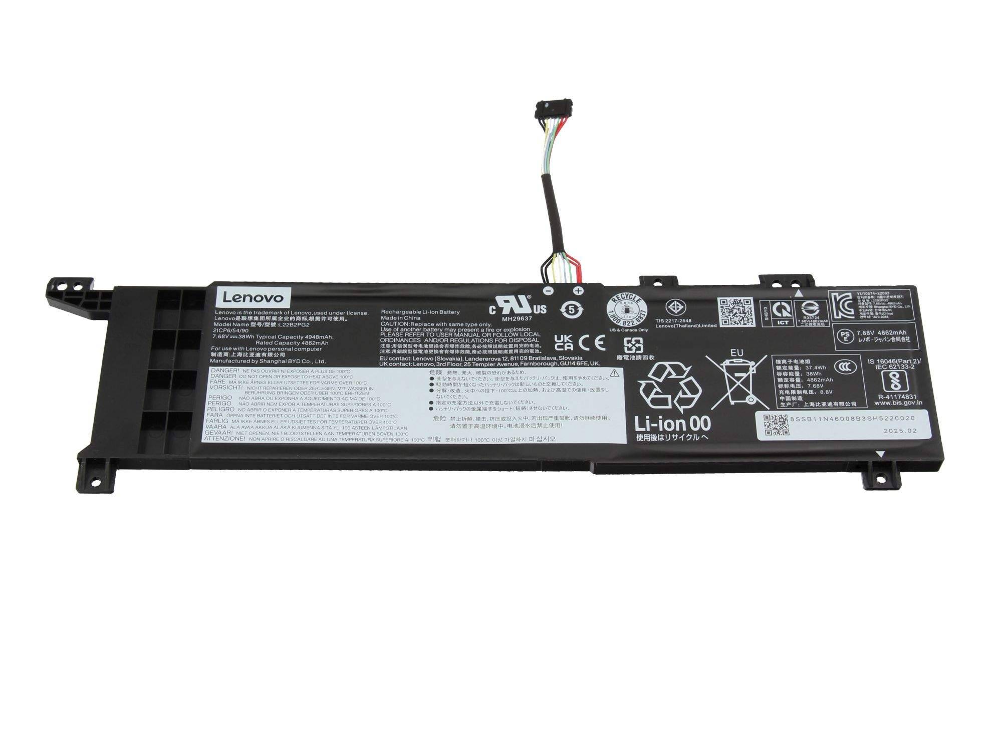 Lenovo-Laptop-Akku mit angeschlossenem Stromkabel und Stecker, isoliert auf weißem Hintergrund dargestellt.