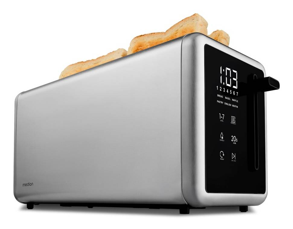 Silberner Zweischlitz-Toaster mit digitaler Anzeige und Bedienelementen, mit Toast in den Schlitzen auf weißem Hintergrund.