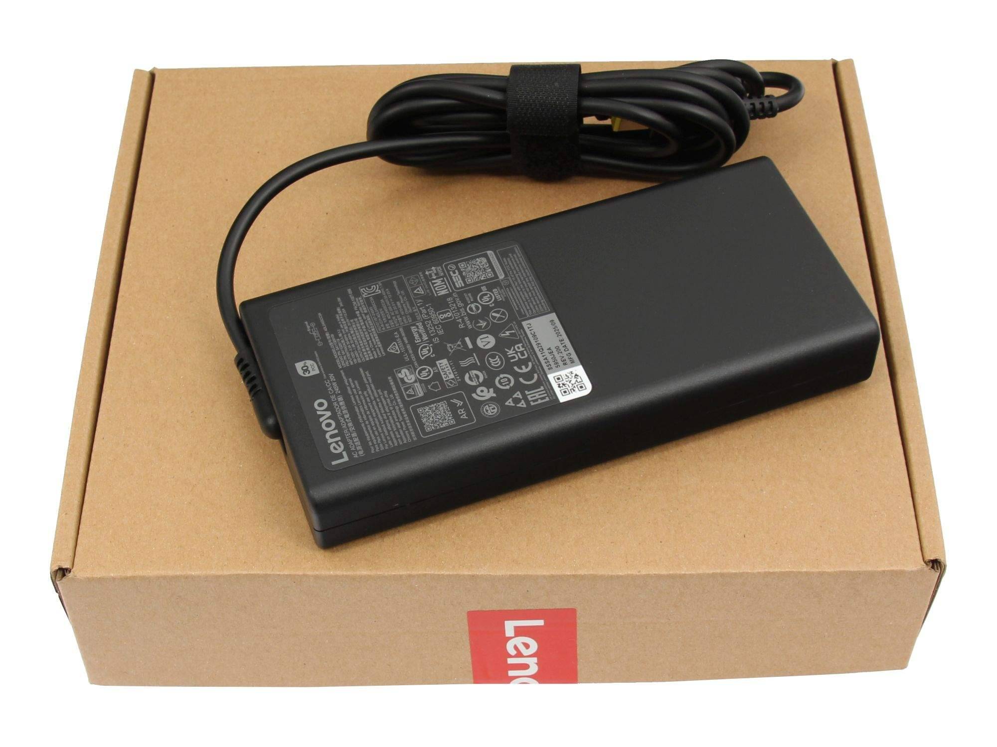 Lenovo-Laptop-Netzteil mit angeschlossenem Kabel, das auf einem Karton ruht.