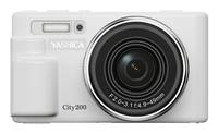 Frontansicht einer weißen Yashica City 200 Kompaktkamera mit großem Objektiv und Blitz an der Vorderseite.