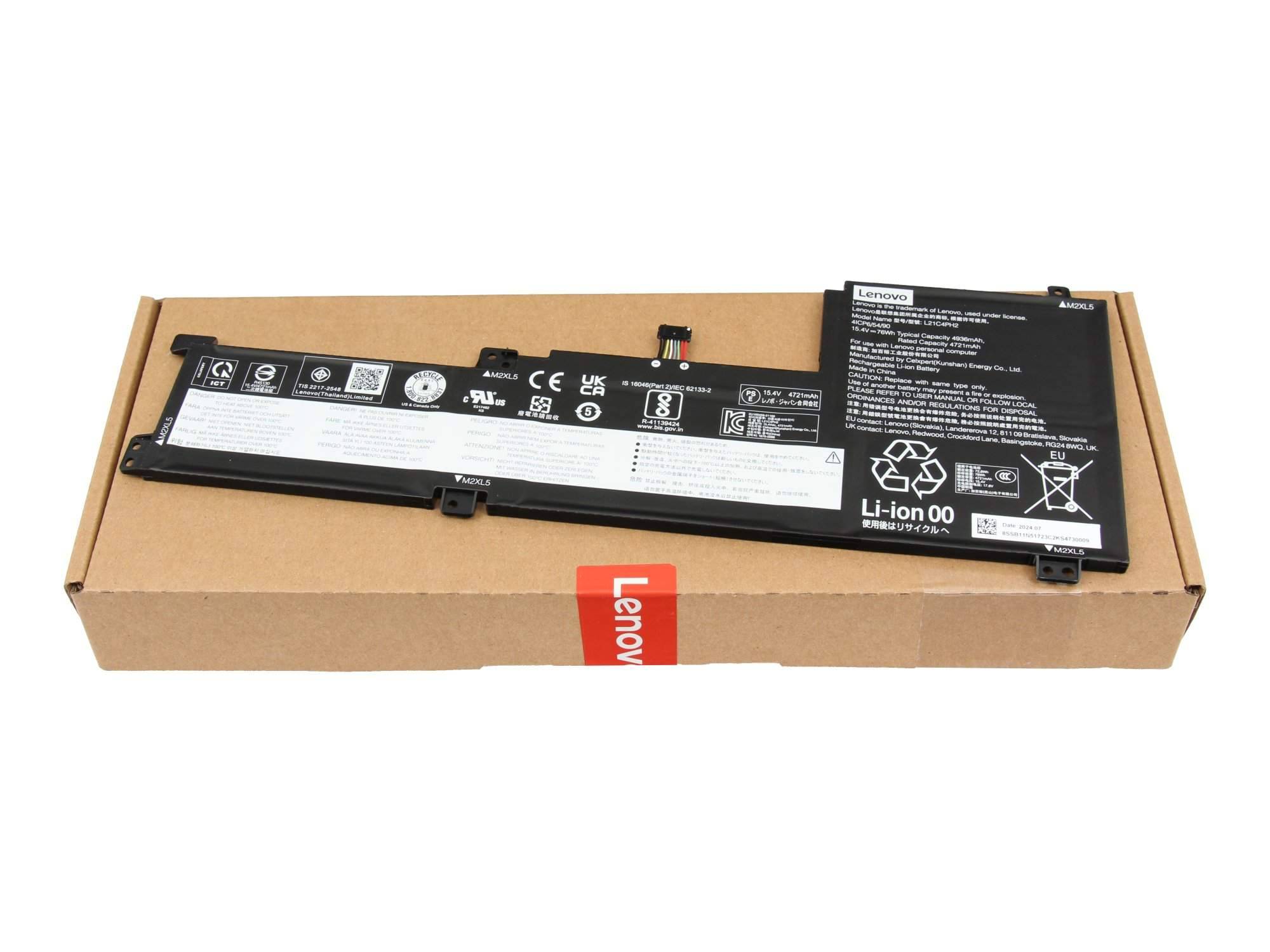 Lenovo-Laptop-Akkupack, das auf einem Karton ruht und Etiketten sowie Anschlüsse zeigt.