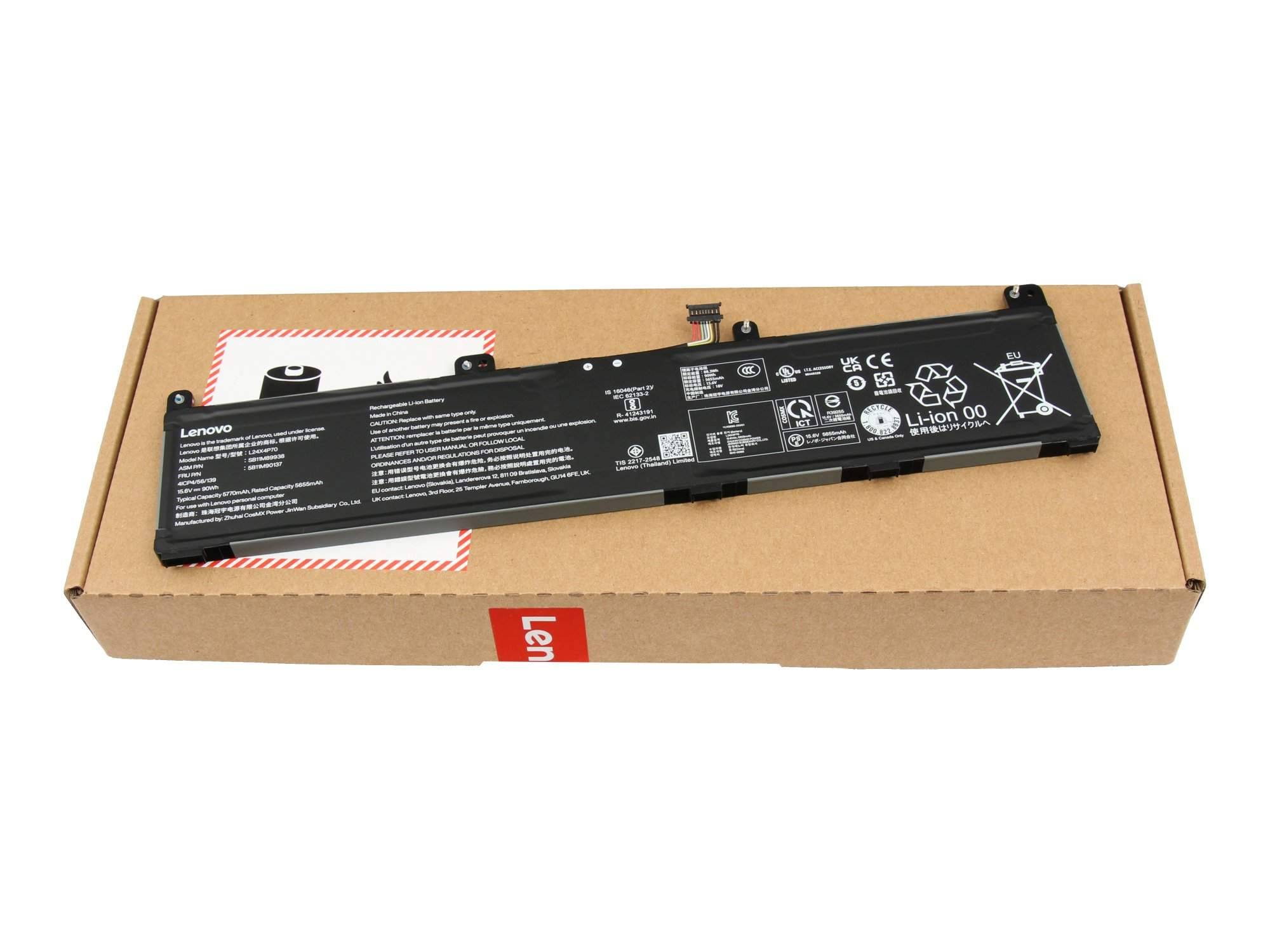 Ein Lenovo-Laptop-Akku liegt auf einem Lenovo-Versandkarton.