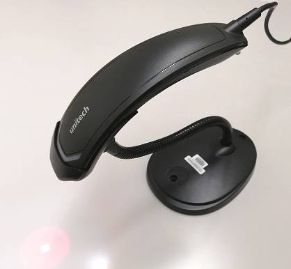 Schwarzer tragbarer Barcode-Scanner von Unitech auf einem runden Standfuß mit Spiralkabel.