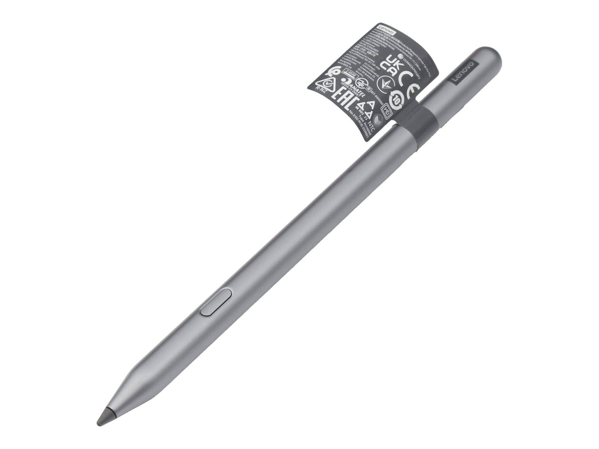 Ein grauer Stift mit Clip und einem kleinen angehängten Etikett, diagonal auf weißem Hintergrund dargestellt.