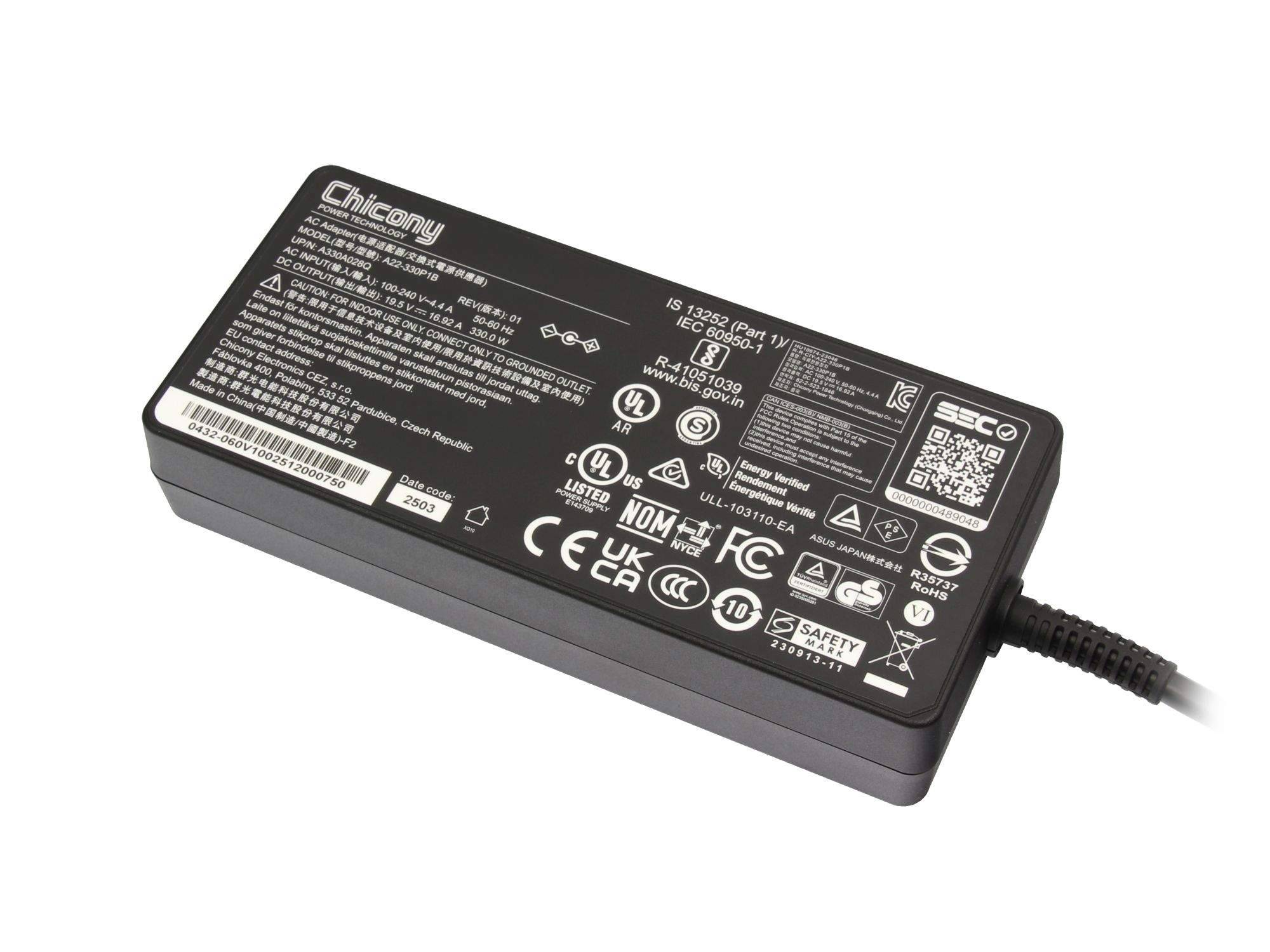 Schwarzer Chicony-Netzteiladapter mit angeschlossenem Kabel und behördlichen Kennzeichnungen auf weißem Hintergrund.