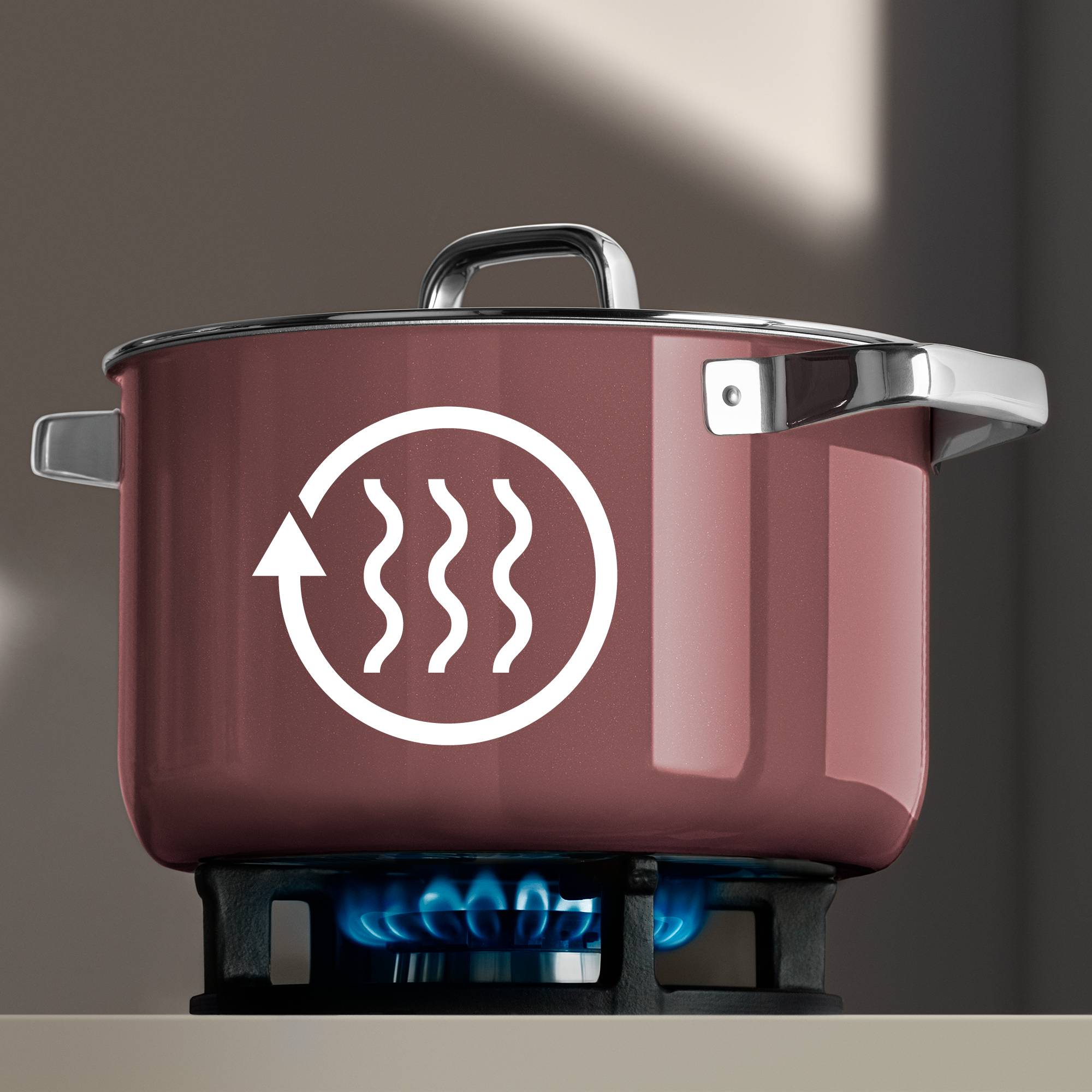 Dunkelroter Kochtopf auf einem Gasherd mit blauer Flamme, gekennzeichnet mit einem Dampfsymbol, um zu zeigen, dass er erhitzt wird oder köchelt.