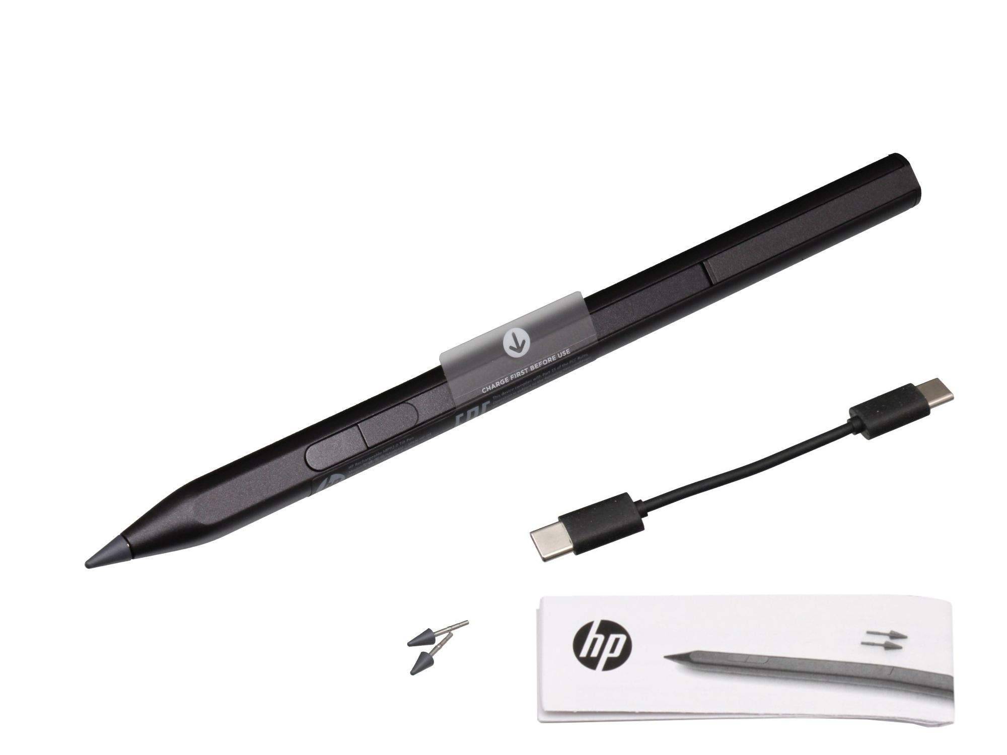 HP-Stylus-Stift mit USB-C-Ladekabel, Ersatzspitzen und Verpackung auf weißem Hintergrund.