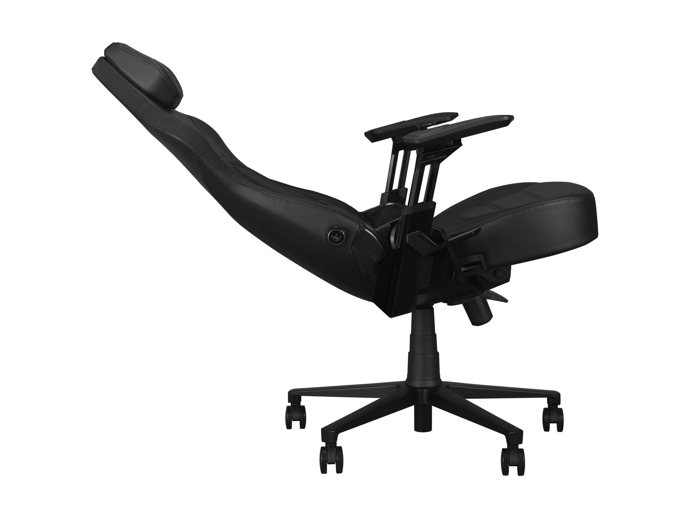 Schwarzer ergonomischer Bürostuhl in Seitenansicht mit verstellbarer Kopfstütze, Armlehnen und rollender Fünf-Punkt-Basis auf weißem Hintergrund