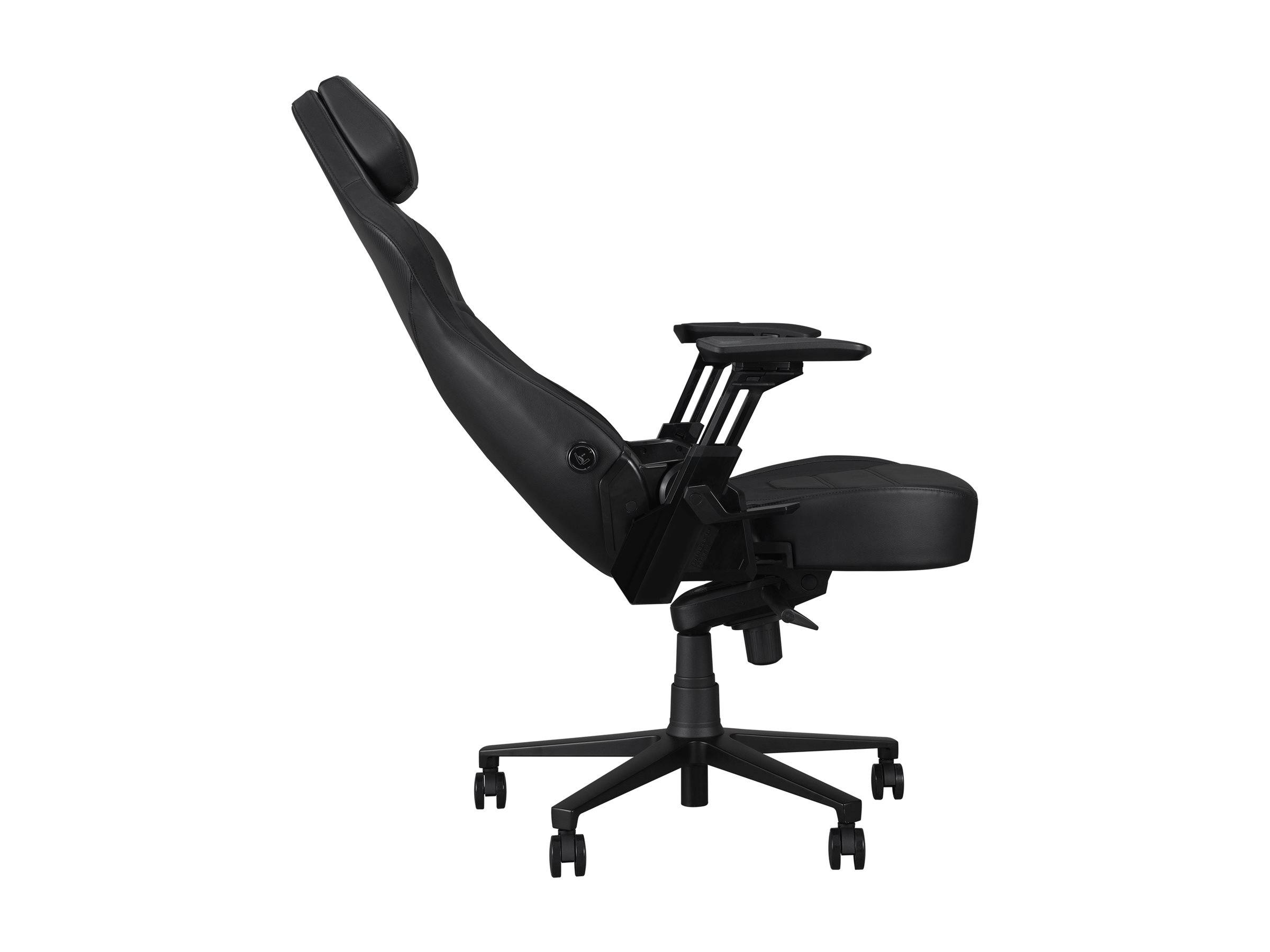 Schwarzer ergonomischer Bürostuhl mit hoher Rückenlehne, Kopfstütze, Armlehnen und fünfrädrigem Untergestell, dargestellt in der Seitenansicht auf weißem Hintergrund