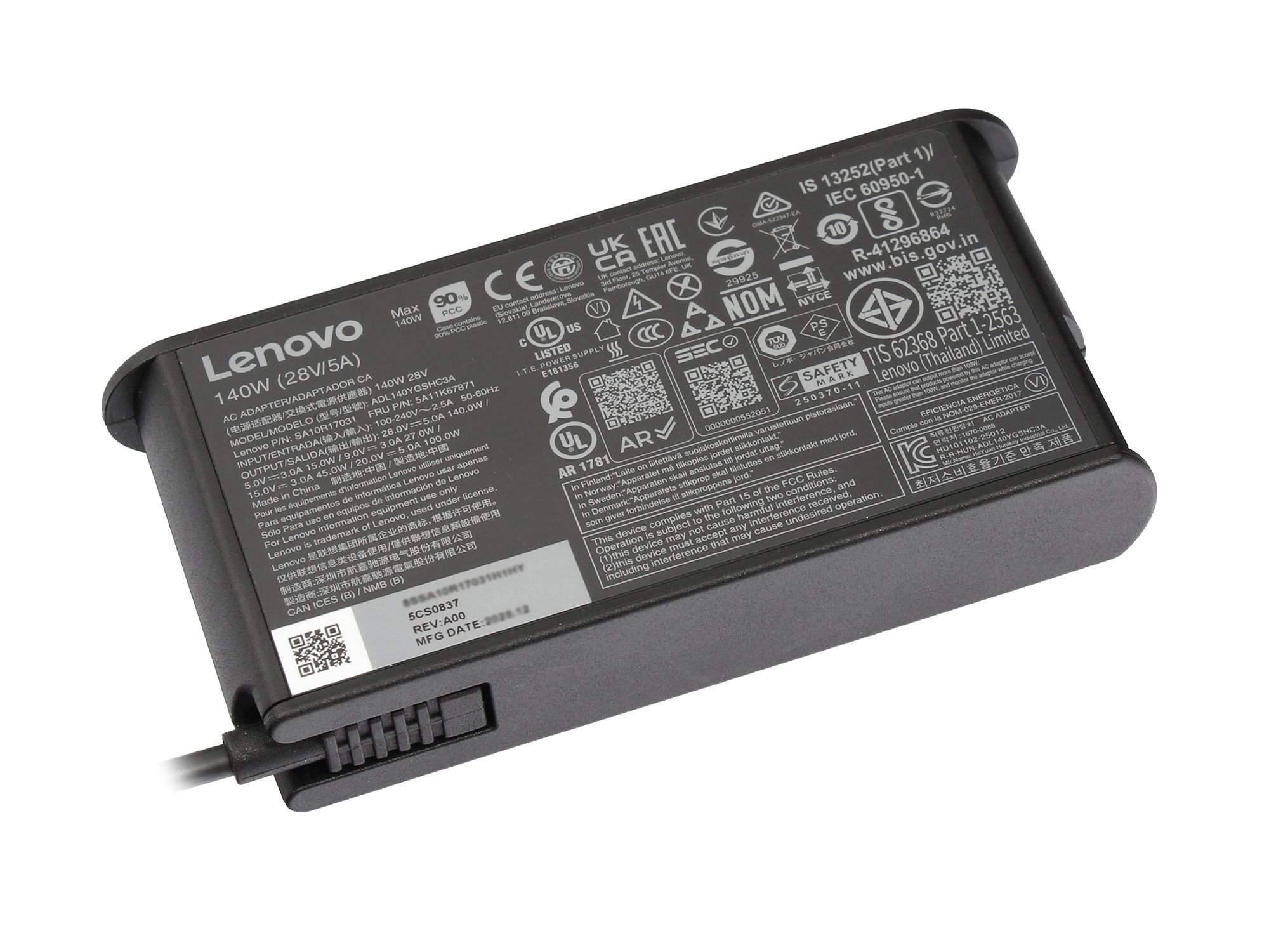 Nahaufnahme eines Lenovo-Laptop-Netzteils mit angeschlossenem Kabel, das Kennzeichnungen und Modellinformationen auf weißem Hintergrund zeigt.