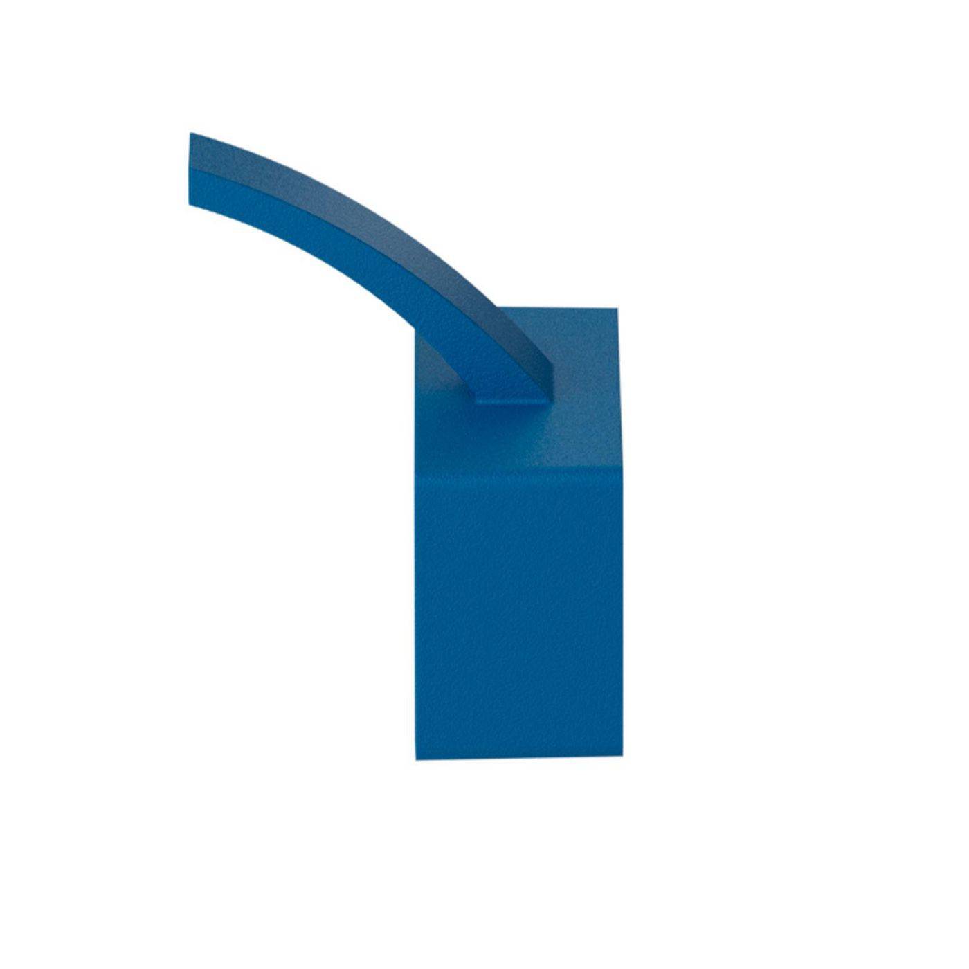 Blaues gebogenes bandartiges Reiter- oder Pfeilformiges Element, das sich in ein vertikales blaues Rechteck auf weißem Hintergrund erstreckt.