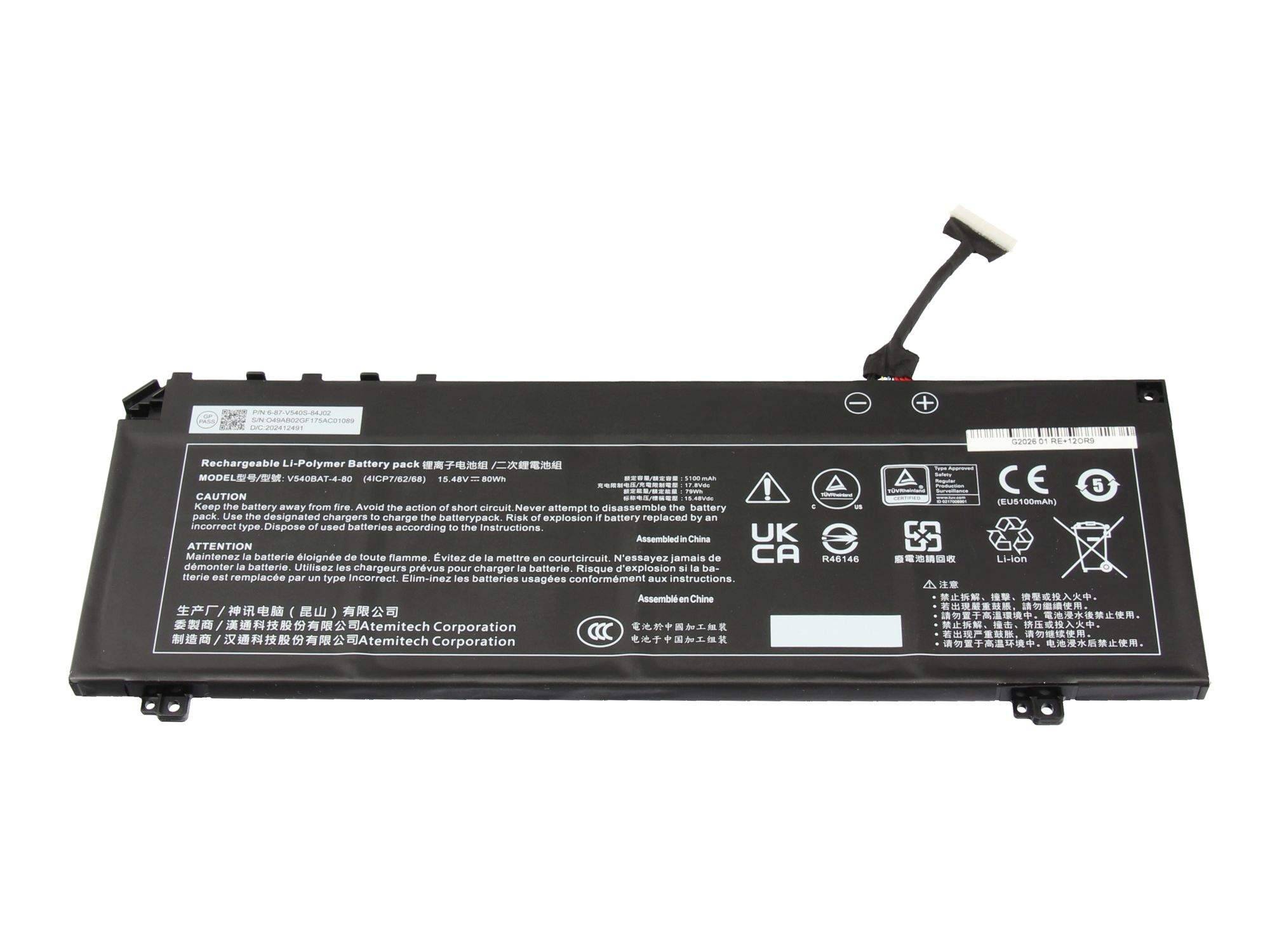 Schwarzer wiederaufladbarer Laptop-Akku mit angebrachtem Stromverbinder und aufgedruckten Sicherheitsetiketten auf weißem Hintergrund.