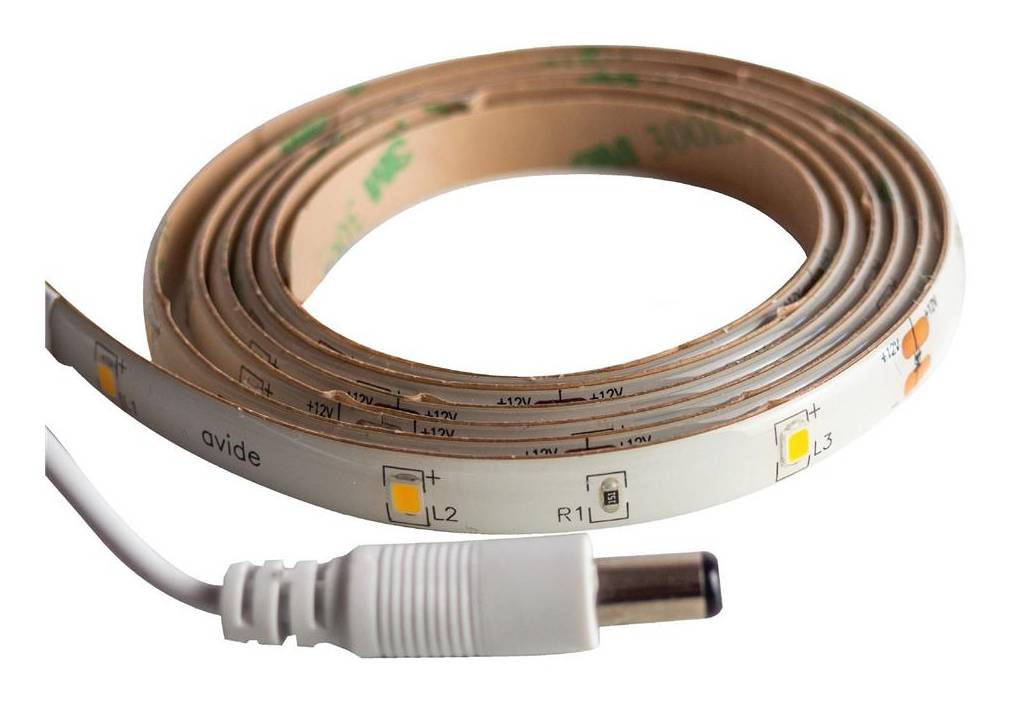 Aufgerollte LED-Streifenleuchte mit angeschlossenem Stromstecker und freiliegendem Draht auf weißem Hintergrund.
